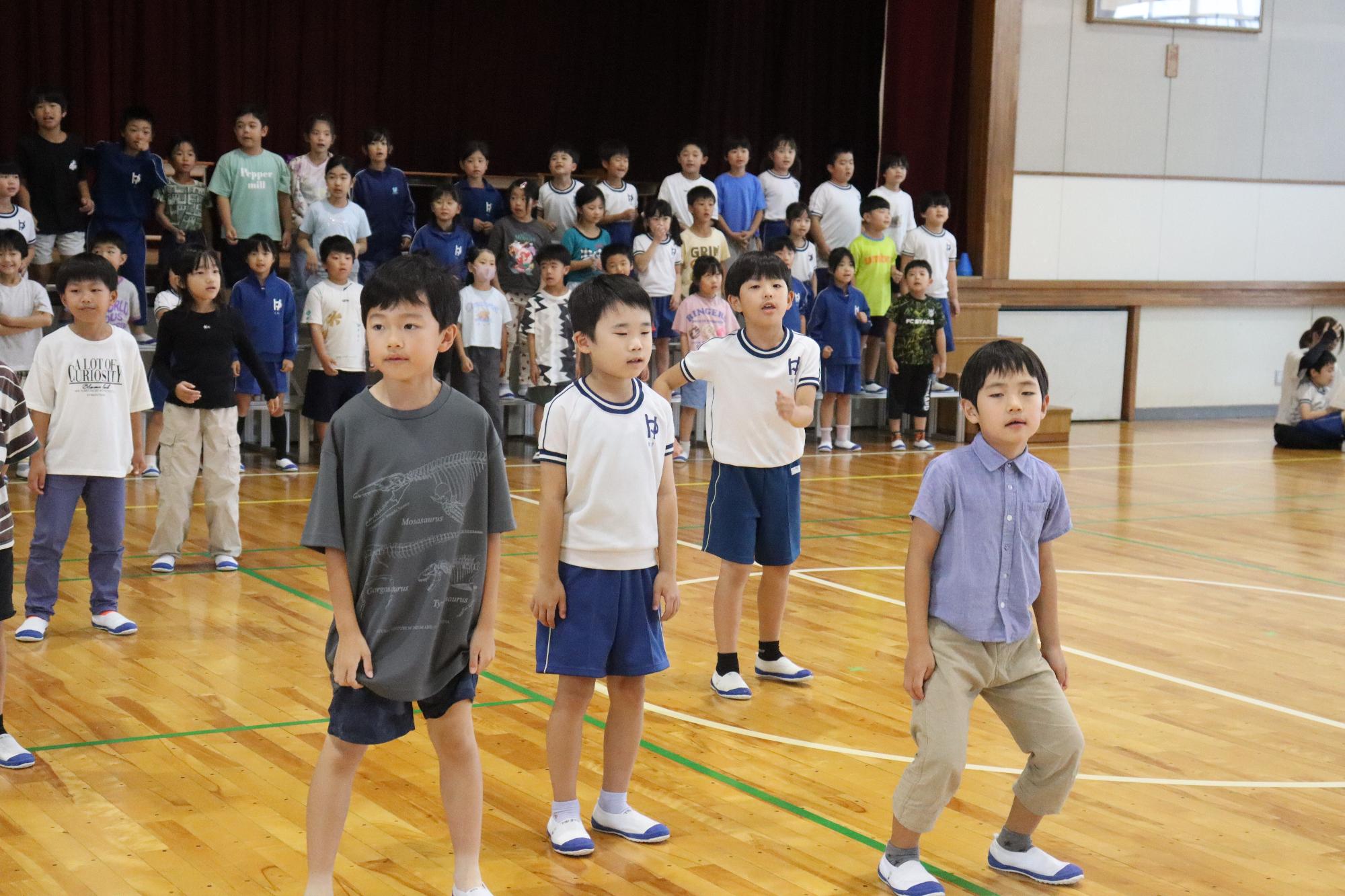 縦揺れをしてうたいます。