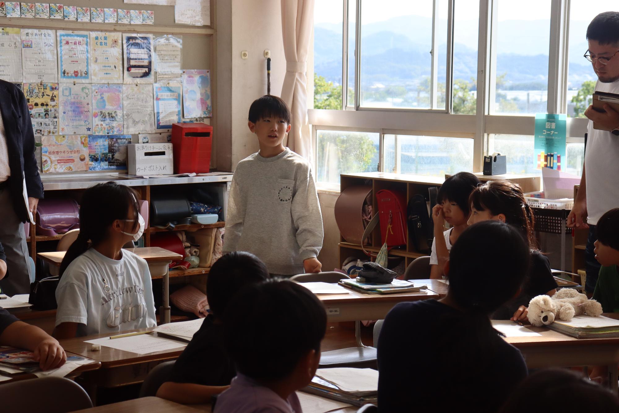 みんなの方を見て発表します。