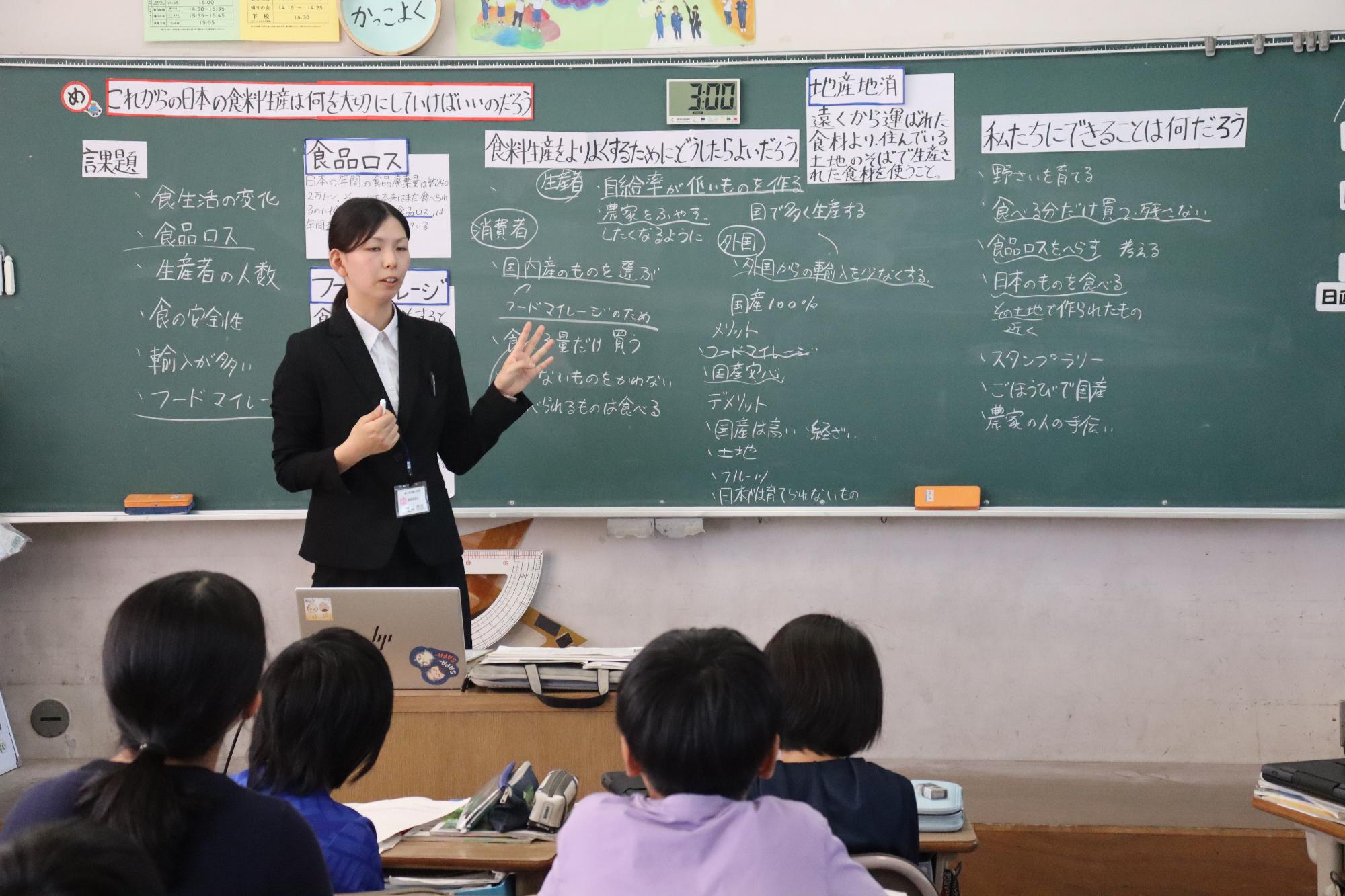 教師が話をします。