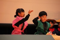 おじいさん役とおばあさん役が演技をしている様子の写真