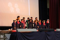 舞台上に集合する、かさこじぞうを演じた1年生、2年生の写真