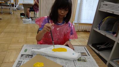 スタイロフォームは青いので、白のアクリル絵の具で下地を塗ります。探鳥会で観察した観察力で、特徴をとらえた鳥の色を着色していきます。