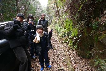 林道を抜け、鳥川の方に向かいます