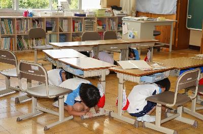 机の下に