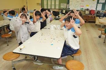 手は頭の上にのせて、読み上げを聞きます