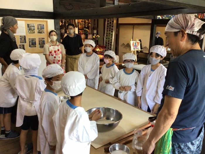 そば粉の練り方を教えてもらいます