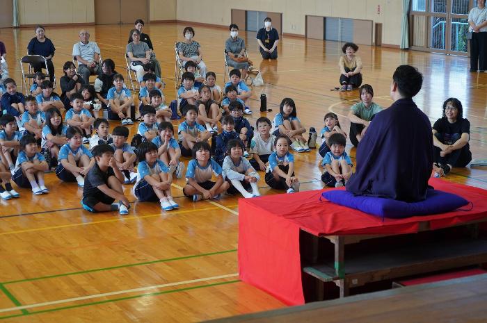 聴き入る子供たち