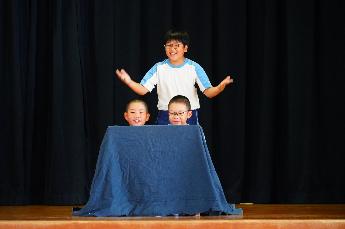 また、6年生のハピ活「占いの館」の発表がありました。みんなを楽しませる、幸せにする占いを、全校の前でしてくれました。