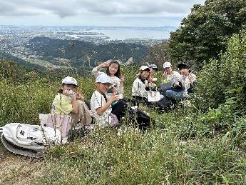 山頂で昼食とおやつ