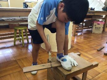 正しいノコギリの使い方を学びます