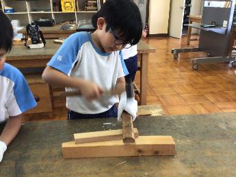 材料に合わせ適切な釘を選びます