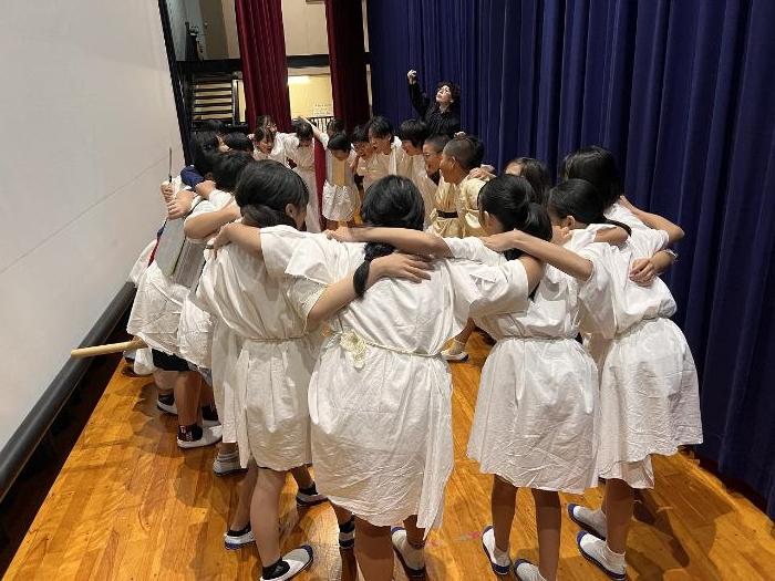 最高の演技をみせるぞ！（舞台裏で）