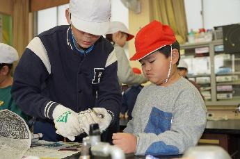 「こうやって包むんだよ」