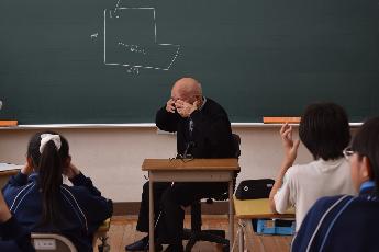 近くに爆弾が落ちた時にはこうして目と耳をふさぐんです