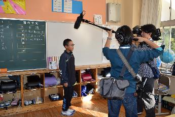 テレビ局や新聞記者の取材に堂々と答えます