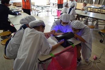 手の汚れをチェック！