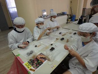 三河屋さんがおはぎの作り方を教えてくださいました