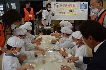 きれいな手でないと、食べ物は触れません！