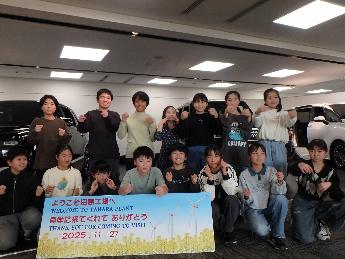 高級車の前で記念撮影