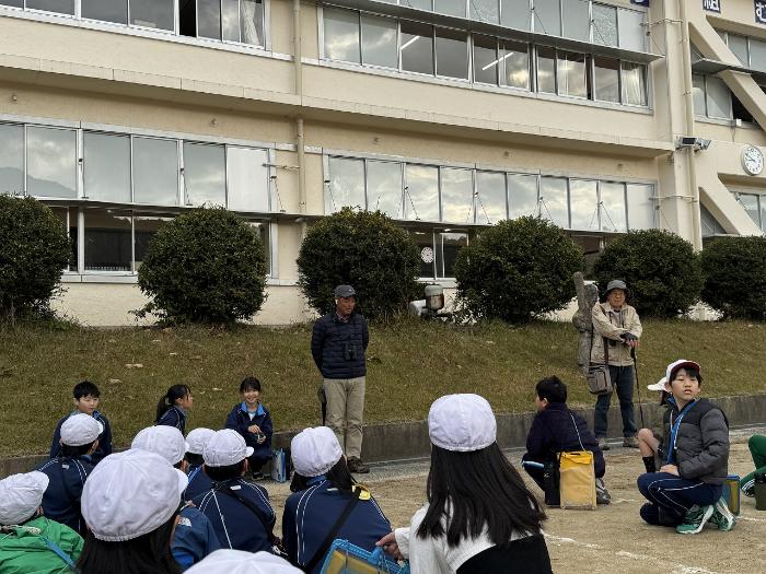 学校での季節の探鳥会は今日が最後です