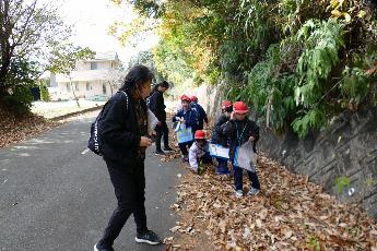 落ち葉を踏みしめる音は秋の音。気持ちいいね！！
