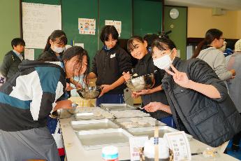 温かいうちに丸めます