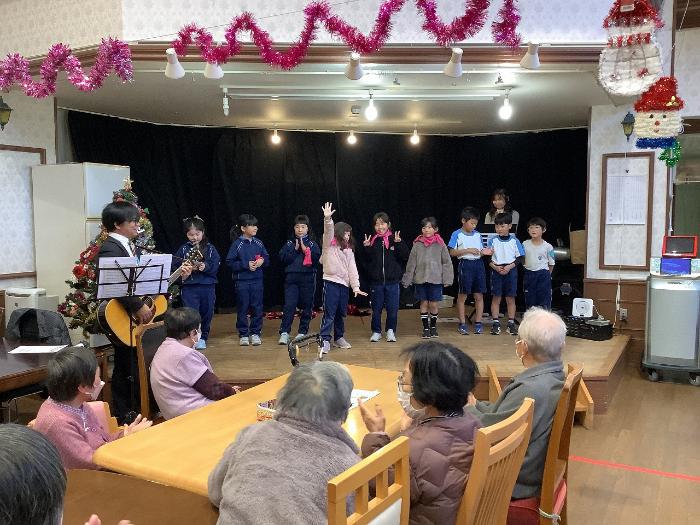 最後の曲は「手のひらを太陽に」です