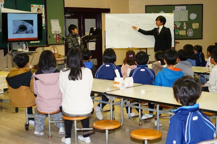 地球は丸いというお話を6年生と一緒にしました