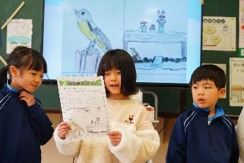 キセキレイが川で遊んでいるのを橋の上から見ました