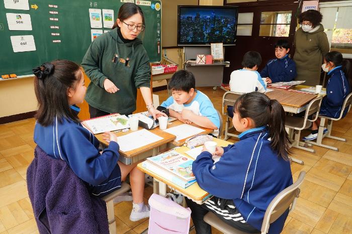 紙コップの中はビー玉が！