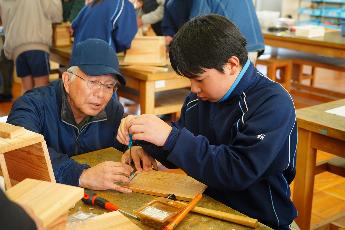 板が割れないように、下穴をあけます