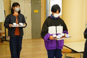 6年生より、イチゴ大福による接待