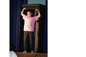 黒いボックスの中から一人ずつ登場！