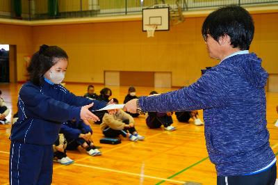 ありがとう&rdquo;の気もちをこめて、賞をおくります