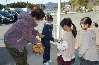ひまわりの種をみんなに配ります
