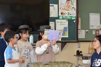 ハサミで切ります