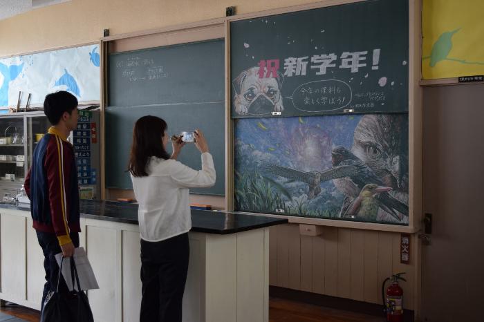 理科室の黒板に描かれた北川先生の黒板アート