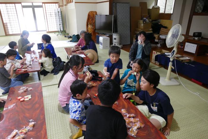 おやつタイムは堂内で
