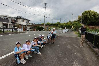 3年生は橋の上でちょっと休憩