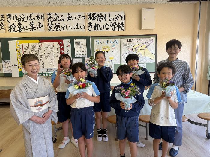 「お花が目立つように、後ろに南天の葉をさしました」