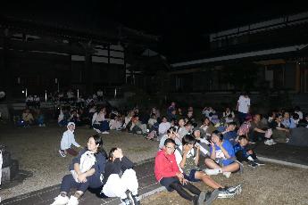龍源寺の境内で、じっとムササビの姿を待ちます
