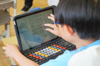 今日のめあてをタブレットで選択します！
