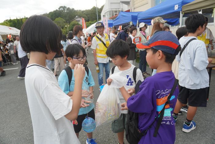 水風船を釣ったよ！お菓子は射的で取りました！