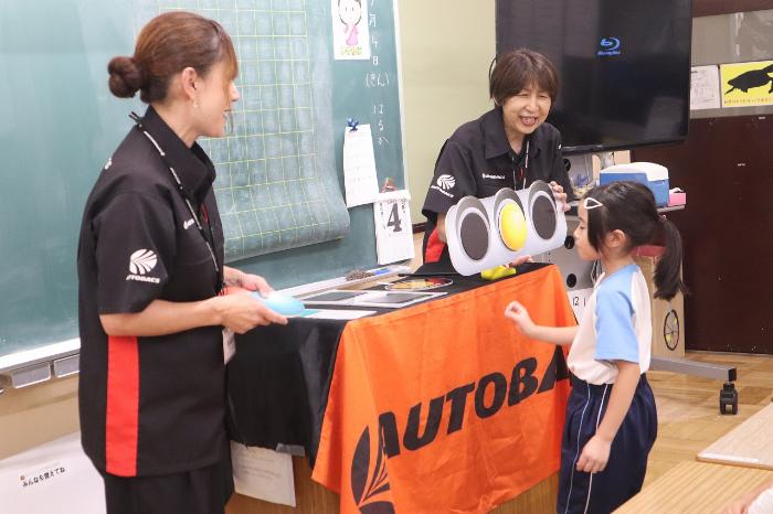 信号機の黄色はどの位置？