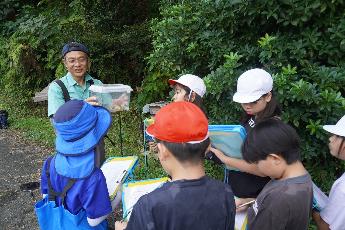 とった生き物の解説は浅香さんです