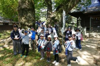 杉森神社の大楠の前で