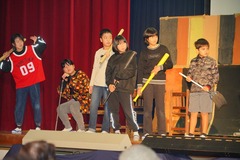 バットなどを持ち立てこもりを行う生徒たちを演じている様子の写真