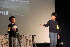 長い台詞を演じている生徒役の様子の写真