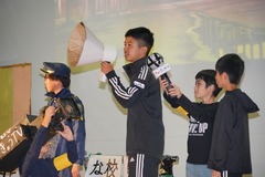 担任役が拡声器で説得を行っているシーンの写真