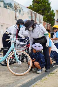 自転車の整備の仕方を教わっている生徒たちの写真
